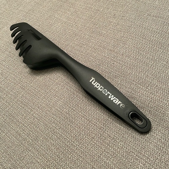 Tupperware Black Clip Together Tongs for Salads or Pasta Like New - Picture 1 of 9